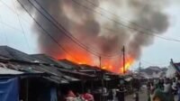 Menjelang Berbuka Puasa, Deretan Kios Pasar Baru Labuan Pandeglang Hangus Terbakar