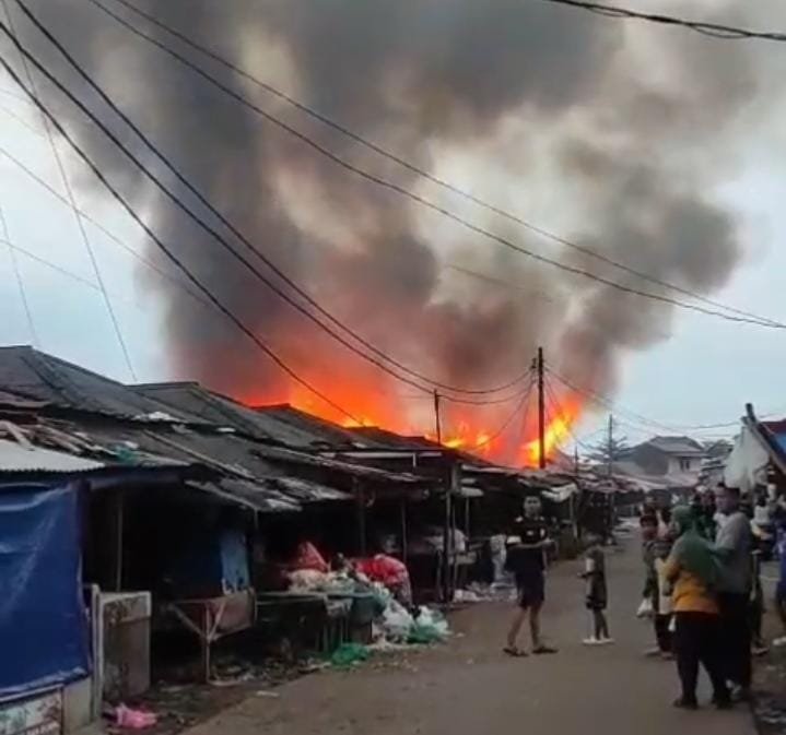 Menjelang Berbuka Puasa, Deretan Kios Pasar Baru Labuan Pandeglang Hangus Terbakar