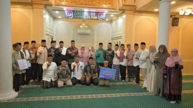 Safari Ramadan Perdana Pemprov Sumbar di Tanah Datar, Sekda Arry Yuswandi Serahkan Bantuan Rp50 Juta