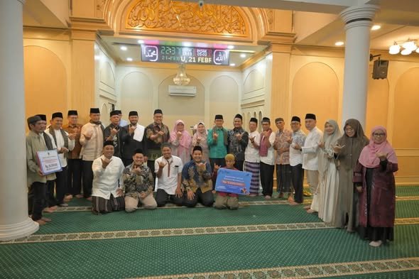 Safari Ramadan Perdana Pemprov Sumbar di Tanah Datar, Sekda Arry Yuswandi Serahkan Bantuan Rp50 Juta
