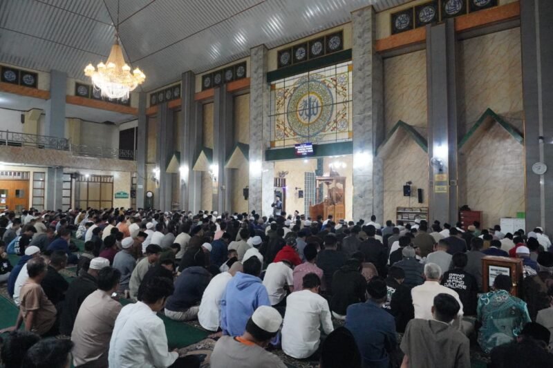 Bupati Garut Salat Tarawih Perdana Ramadan 1447 H di Masjid Agung, Jam Kerja ASN Dimajukan Pukul 06.30 WIB