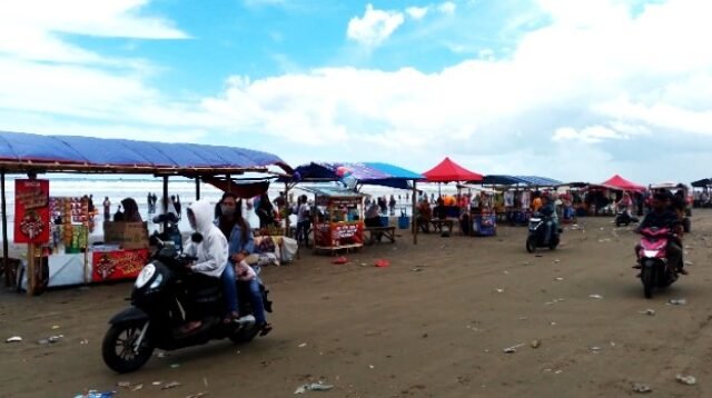 Pantai Bagedur Dipadati Wisatawan Libur Idulfitri 1447 H, Keluhan Sampah dan Warung Semrawut Kembali Muncul