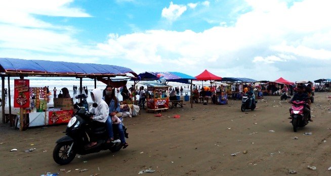 Pantai Bagedur Dipadati Wisatawan Libur Idulfitri 1447 H, Keluhan Sampah dan Warung Semrawut Kembali Muncul