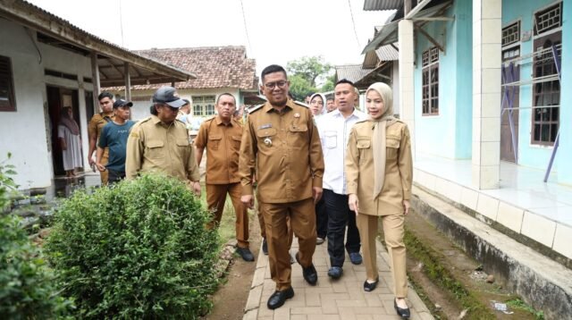 Gubernur Banten Tinjau Pembangunan Jalan Lingkungan di Kampung Kopi Bera Desa Cinangka