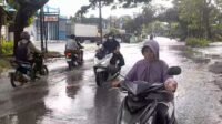 Jalan Ir. Soetami KM 10 Kampung Sena Tergenang Banjir, Pengendara Terancam Kecelakaan