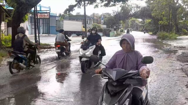 Jalan Ir. Soetami KM 10 Kampung Sena Tergenang Banjir, Pengendara Terancam Kecelakaan