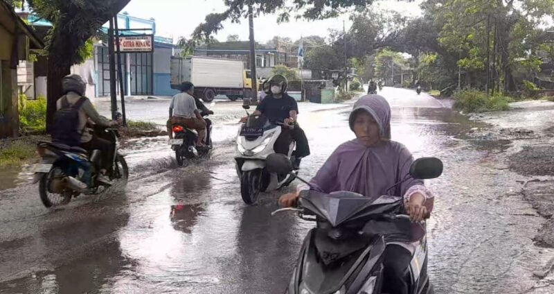 Jalan Ir. Soetami KM 10 Kampung Sena Tergenang Banjir, Pengendara Terancam Kecelakaan