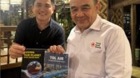 Penyerahan Buku Bank Air dan Tol Air oleh Sudirman Indra kepada Sekda Kabupaten Tangerang Soma Atmaja