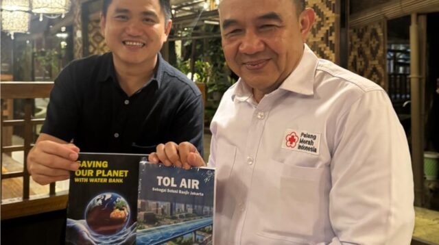 Penyerahan Buku Bank Air dan Tol Air oleh Sudirman Indra kepada Sekda Kabupaten Tangerang Soma Atmaja
