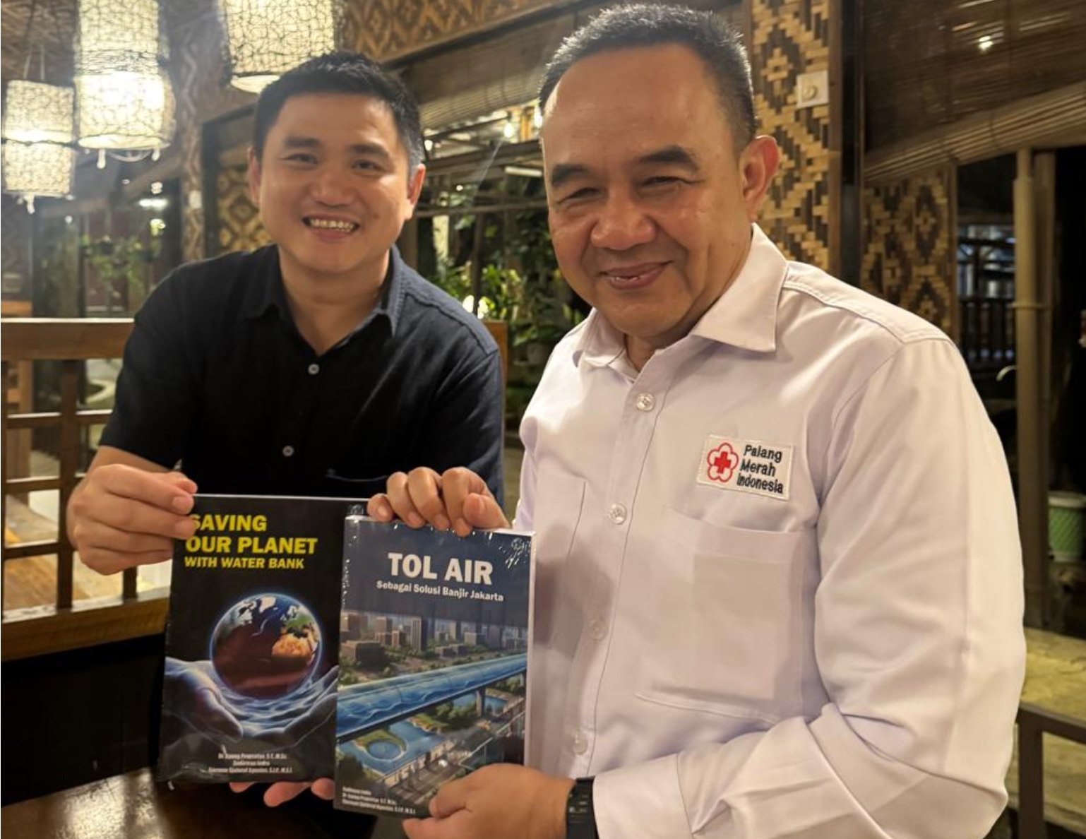 Penyerahan Buku Bank Air dan Tol Air oleh Sudirman Indra kepada Sekda Kabupaten Tangerang Soma Atmaja