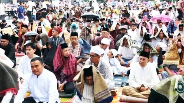 Hujan Tak Surutkan Semangat, Ribuan Warga Tanah Datar Sholat Idul Fitri di Lapangan Cindua Mato