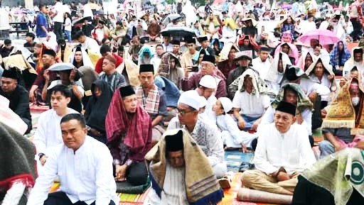 Hujan Tak Surutkan Semangat, Ribuan Warga Tanah Datar Sholat Idul Fitri di Lapangan Cindua Mato