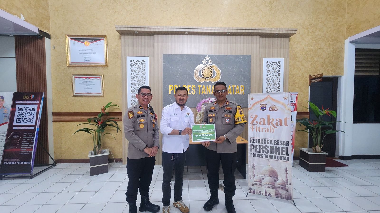 Polres Tanah Datar Salurkan Zakat Fitrah Rp4,5 Juta Melalui Baznas