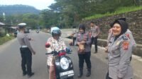 Apresiasi Pengendara Tertib, Polwan Polres Tanah Datar Bagikan 120 Paket Takjil