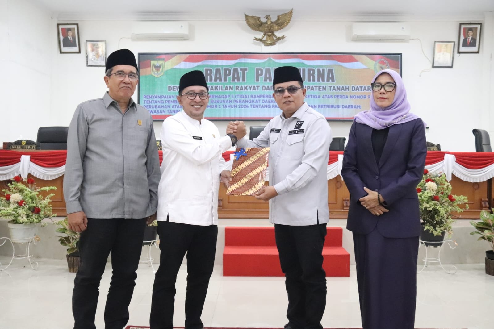 Sidang Paripurna DPRD Tanah Datar penetapan perubahan Propemperda 2026 yang dihadiri Bupati Eka Putra dan Ketua DPRD Anton Yondra