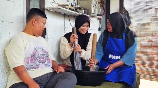 Kisah Inspiratif Nasabah PNM Mekaar Ibu Irma, Perempuan Disabilitas di Ciparay Bandung
