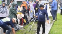 Pemkab Tangerang dan Warga Tigaraksa Gelar Korve Bersihkan Jalan Aria Jaya Santika Meski Diguyur Hujan