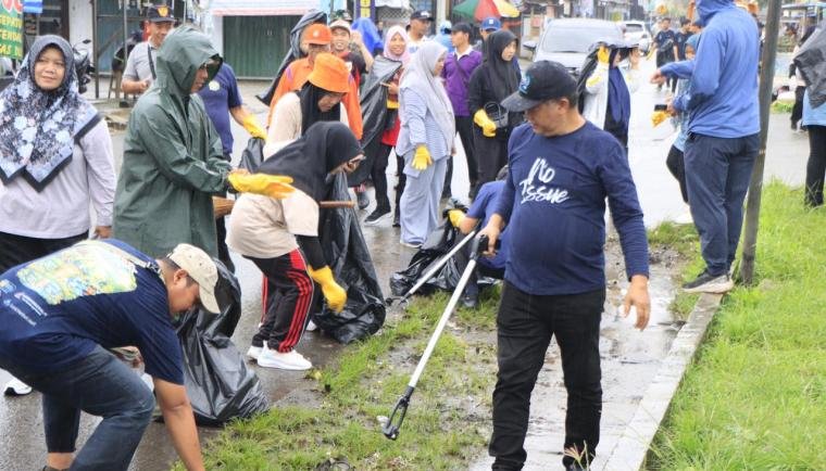 Pemkab Tangerang dan Warga Tigaraksa Gelar Korve Bersihkan Jalan Aria Jaya Santika Meski Diguyur Hujan