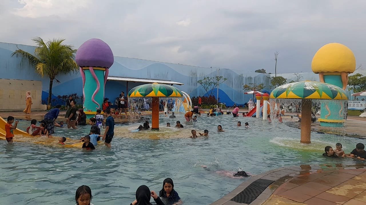 Suasana keramaian pengunjung di kolam renang Eco Club Citra Maja Raya menjelang libur Lebaran 2026