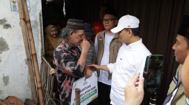 Wagub Banten Dimyati Natakusumah Salurkan Bantuan Bedah Rumah  untuk Tiga Lansia di Karawaci