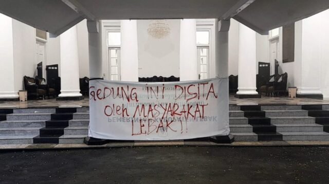 Aliansi Mahasiswa Lebak  Gelar Aksi : Segel Gedung Negara  dan Desak Evaluasi Total Kinerja Pemda 