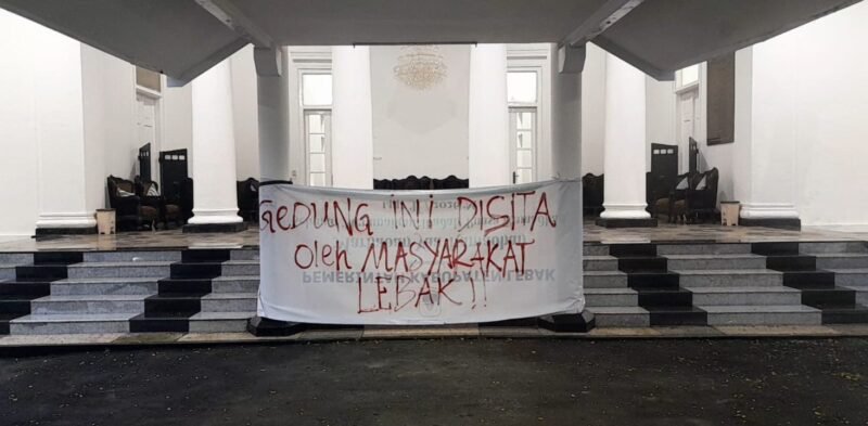 Aliansi Mahasiswa Lebak  Gelar Aksi : Segel Gedung Negara  dan Desak Evaluasi Total Kinerja Pemda 