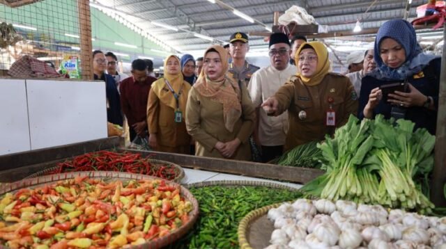 Jelang Idulfitri, Wabup Tangerang Intan Nurul Hikmah Tinjau Harga Pangan di Pasar Cisoka