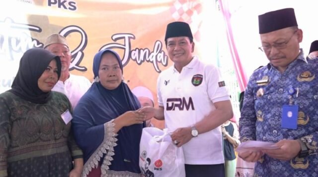 Bupati Tangerang Santuni 312 Janda dan 96 Anak Yatim di Desa Rawarengas  Kosambi 