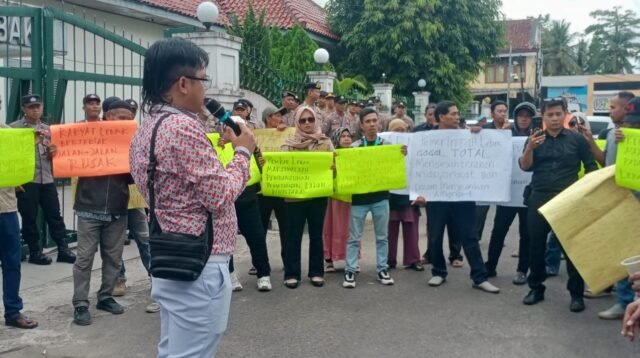 Alarm Lebak Gelar Aksi di DPRD, Sampaikan 10 Tuntutan dan Soroti Etika Kepemimpinan Bupati