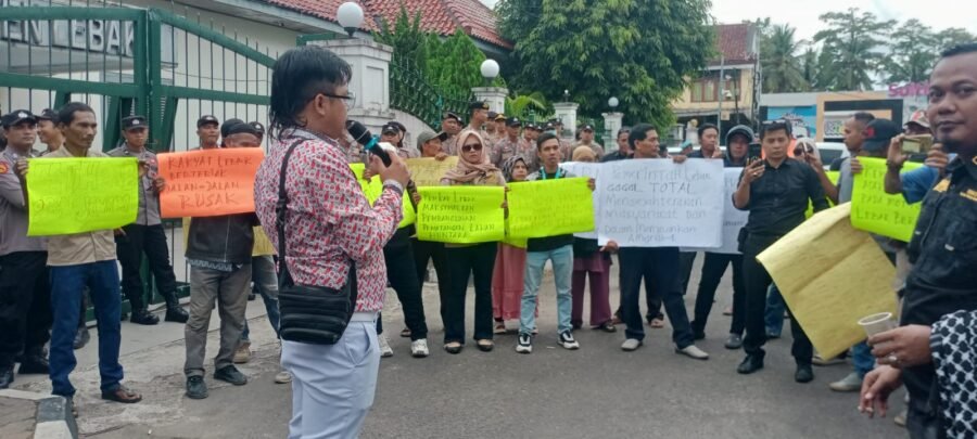 Alarm Lebak Gelar Aksi di DPRD, Sampaikan 10 Tuntutan dan Soroti Etika Kepemimpinan Bupati