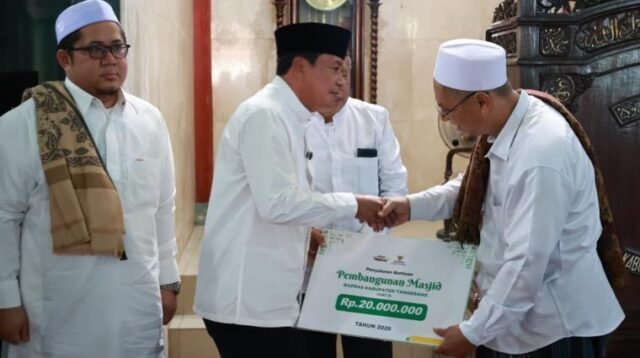 Bupati Tangerang Maesyal Rasyid Jumling di Masjid Al Marwah Teluknaga dan Serahkan Bantuan