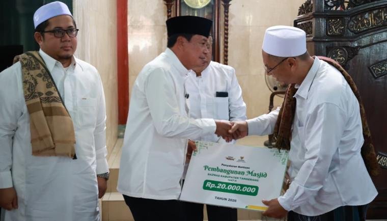 Bupati Tangerang Maesyal Rasyid Jumling di Masjid Al Marwah Teluknaga dan Serahkan Bantuan