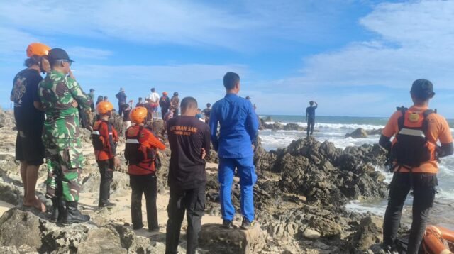 WNA Asal China Terseret Arus di Pantai Cibobos Lebak, Tim SAR Lakukan Pencarian