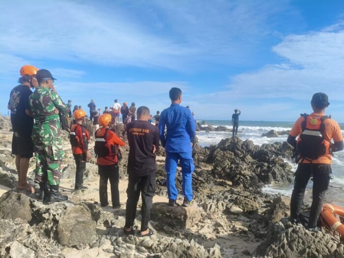 WNA Asal China Terseret Arus di Pantai Cibobos Lebak, Tim SAR Lakukan Pencarian