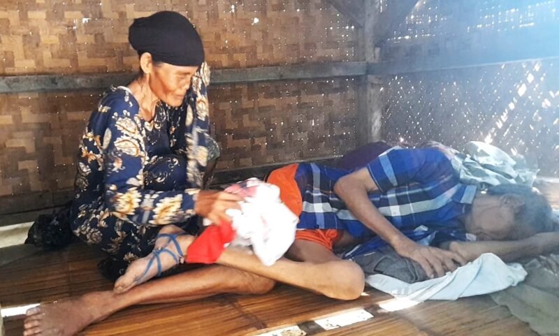 Kisah Pilu Ema Saminah Rawat Suami Stroke, 15 Tahun Tinggal di Gubuk Bersama Kambing