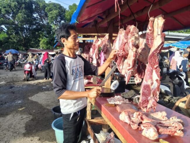 Penjualan Daging di Pasar Sampay Lebak Lesu Jelang Iduladha, Harga Naik Daya Beli Masyarakat Melemah
