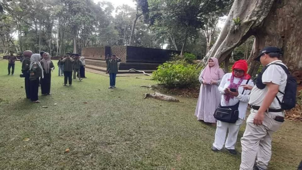 BRIN Dukung Kuliah Lapangan Mahasiswa STKIP Abdi Pendidikan Payakumbuh di Candi Kedaton Jambi