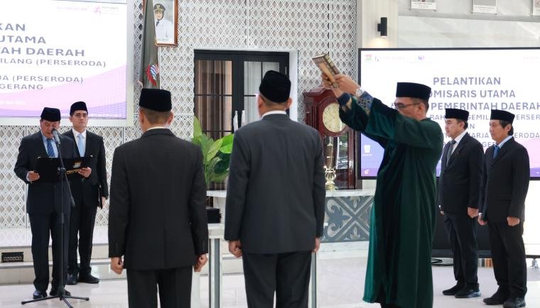 Bupati Tangerang Lantik Komisaris Baru Dua BUMD, Tekankan Profesionalisme dan Kontribusi untuk PAD