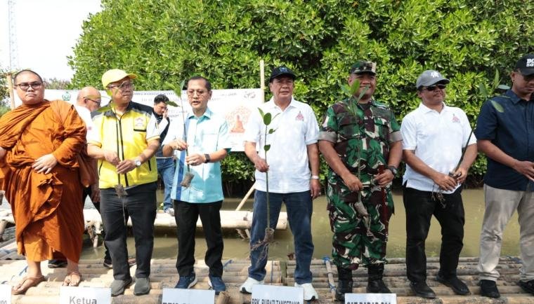 Bupati Tangerang Maesyal Rasyid Hadiri Penanaman Mangrove pada Peringatan Waisak 2570  di Mauk