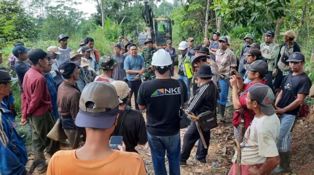 PT GHL dan PT NKE Perbaiki Akses Jalan di Cilograng, Warga Apresiasi Program CSR Perusahaan