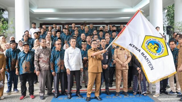 Gubernur Andra Soni saat melepas kontingen KTNA Banten menuju Penas XVII di Gorontalo