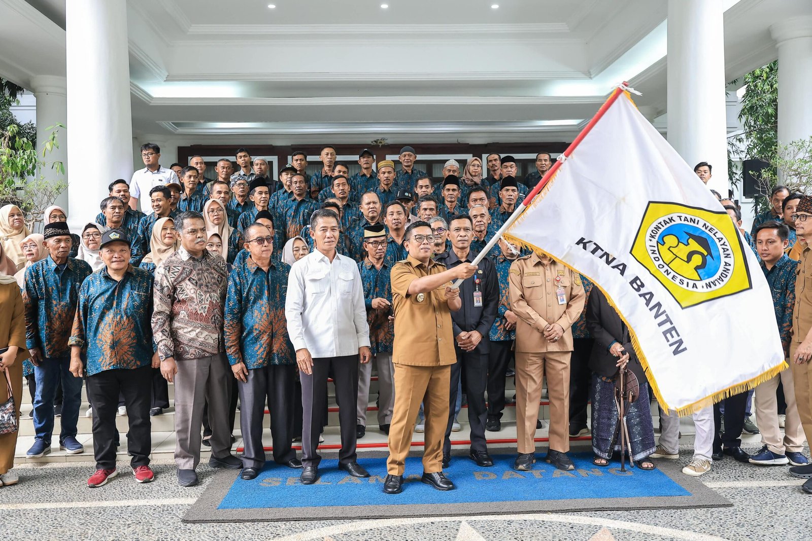 Gubernur Andra Soni saat melepas kontingen KTNA Banten menuju Penas XVII di Gorontalo