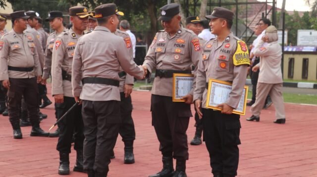 Polres Lebak penghargaan kepada dua personel berprestasi di Lapangan Mapolres Lebak