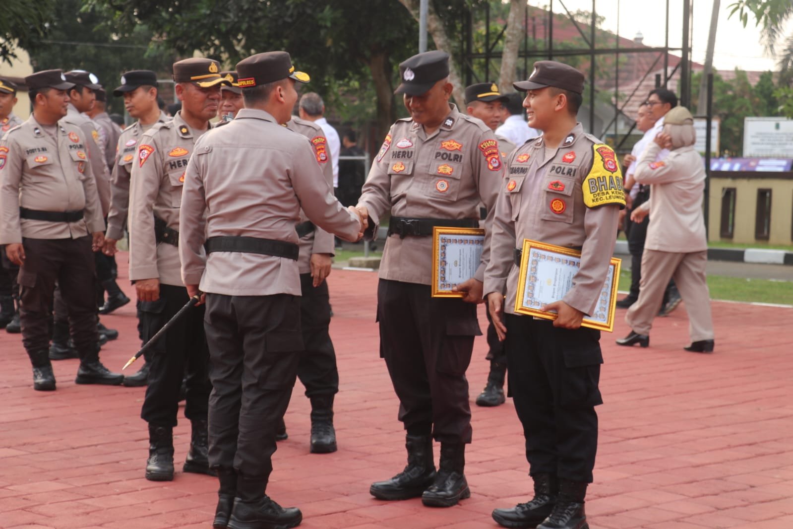 Polres Lebak penghargaan kepada dua personel berprestasi di Lapangan Mapolres Lebak