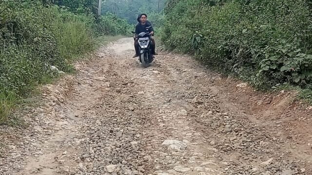 Jalan Penghubung Bojongmanik–Parakan Besi Rusak Parah