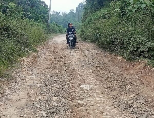 Jalan Penghubung Bojongmanik–Parakan Besi Rusak Parah