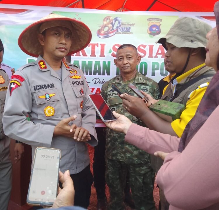 Kapolres Tanah Datar AKBP Nur Ichsan memimpin penanaman 1000 pohon bersama mahasiswa dan Pramuka di Nagari Rambatan
