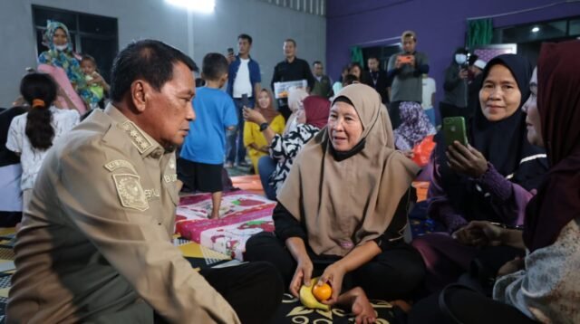 Bupati Tangerang Kembali Kunjungi Pengungsi Kebakaran TPA Jatiwaringin, Pastikan Bantuan dan Layanan Kesehatan Terpenuhi