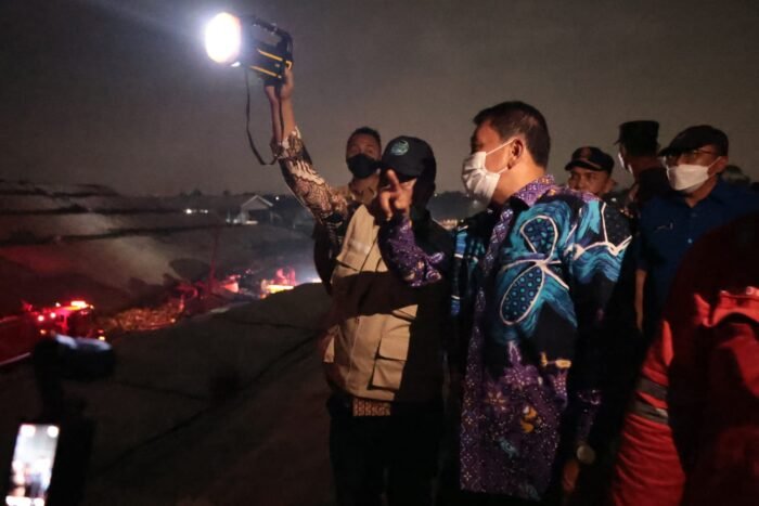 TPA Jatiwaringin Terbakar, Bupati Tangerang Tinjau Lokasi dan Siapkan Pemadaman dari Udara