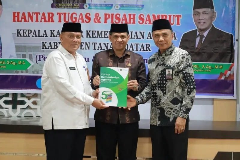 Hantar Tugas Kemenag Tanah Datar, Hendri Pani Dias Resmi Gantikan Amril sebagai Kepala Kantor